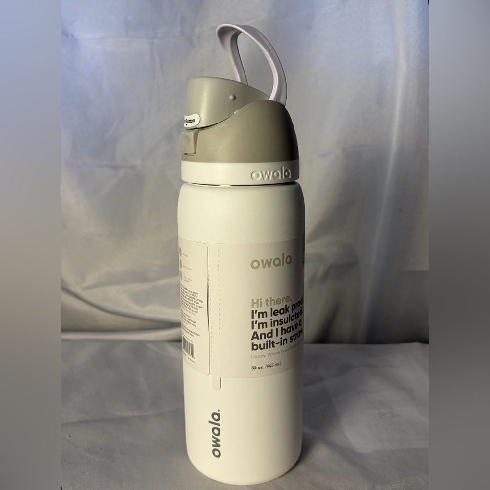Owala insulated water bottle with a built-in straw. marshmallow 32oz. 2